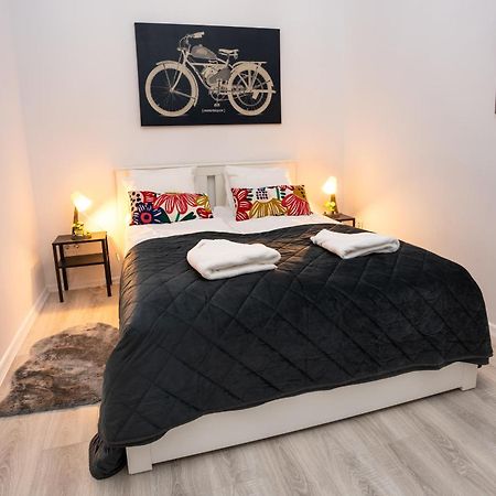 Perfect Location,Newly Decorated Modern, Large Place 60 M2, Really Quiet So You Can Have A Good Night Sleep, Ac, Netflix, Smart Tv, High-Speed Internet, World Famous New York Cafe Only 10 Minutes Walk Budapest Eksteriør billede