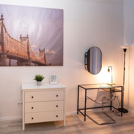 Perfect Location,Newly Decorated Modern, Large Place 60 M2, Really Quiet So You Can Have A Good Night Sleep, Ac, Netflix, Smart Tv, High-Speed Internet, World Famous New York Cafe Only 10 Minutes Walk Budapest Eksteriør billede