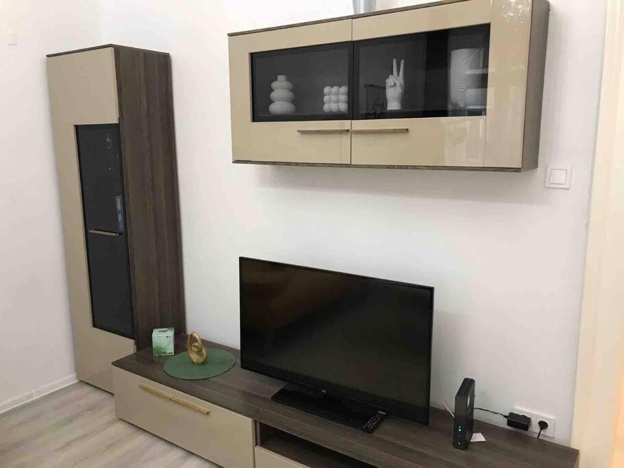 Perfect Location,Newly Decorated Modern, Large Place 60 M2, Really Quiet So You Can Have A Good Night Sleep, Ac, Netflix, Smart Tv, High-Speed Internet, World Famous New York Cafe Only 10 Minutes Walk Budapest Eksteriør billede