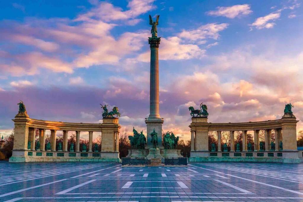 Perfect Location,Newly Decorated Modern, Large Place 60 M2, Really Quiet So You Can Have A Good Night Sleep, Ac, Netflix, Smart Tv, High-Speed Internet, World Famous New York Cafe Only 10 Minutes Walk Budapest Eksteriør billede
