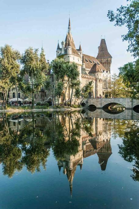 Perfect Location,Newly Decorated Modern, Large Place 60 M2, Really Quiet So You Can Have A Good Night Sleep, Ac, Netflix, Smart Tv, High-Speed Internet, World Famous New York Cafe Only 10 Minutes Walk Budapest Eksteriør billede