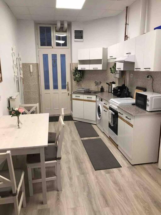 Perfect Location,Newly Decorated Modern, Large Place 60 M2, Really Quiet So You Can Have A Good Night Sleep, Ac, Netflix, Smart Tv, High-Speed Internet, World Famous New York Cafe Only 10 Minutes Walk Budapest Eksteriør billede