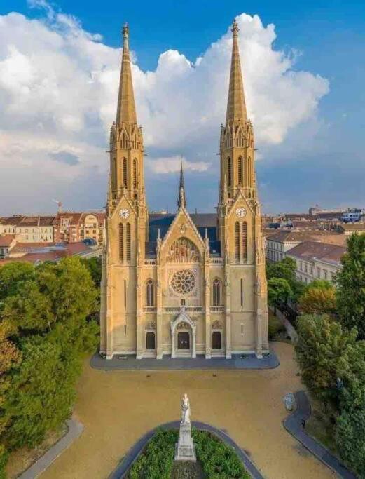 Perfect Location,Newly Decorated Modern, Large Place 60 M2, Really Quiet So You Can Have A Good Night Sleep, Ac, Netflix, Smart Tv, High-Speed Internet, World Famous New York Cafe Only 10 Minutes Walk Budapest Eksteriør billede