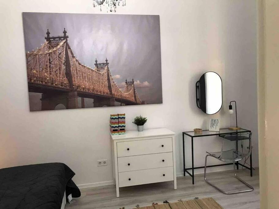 Perfect Location,Newly Decorated Modern, Large Place 60 M2, Really Quiet So You Can Have A Good Night Sleep, Ac, Netflix, Smart Tv, High-Speed Internet, World Famous New York Cafe Only 10 Minutes Walk Budapest Eksteriør billede