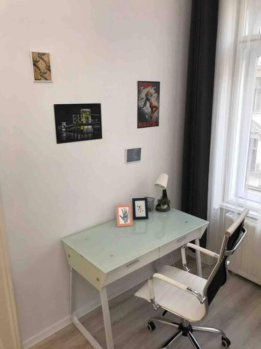 Perfect Location,Newly Decorated Modern, Large Place 60 M2, Really Quiet So You Can Have A Good Night Sleep, Ac, Netflix, Smart Tv, High-Speed Internet, World Famous New York Cafe Only 10 Minutes Walk Budapest Eksteriør billede