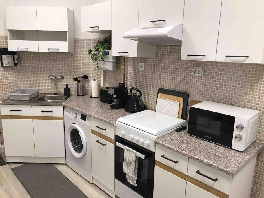 Perfect Location,Newly Decorated Modern, Large Place 60 M2, Really Quiet So You Can Have A Good Night Sleep, Ac, Netflix, Smart Tv, High-Speed Internet, World Famous New York Cafe Only 10 Minutes Walk Budapest Eksteriør billede