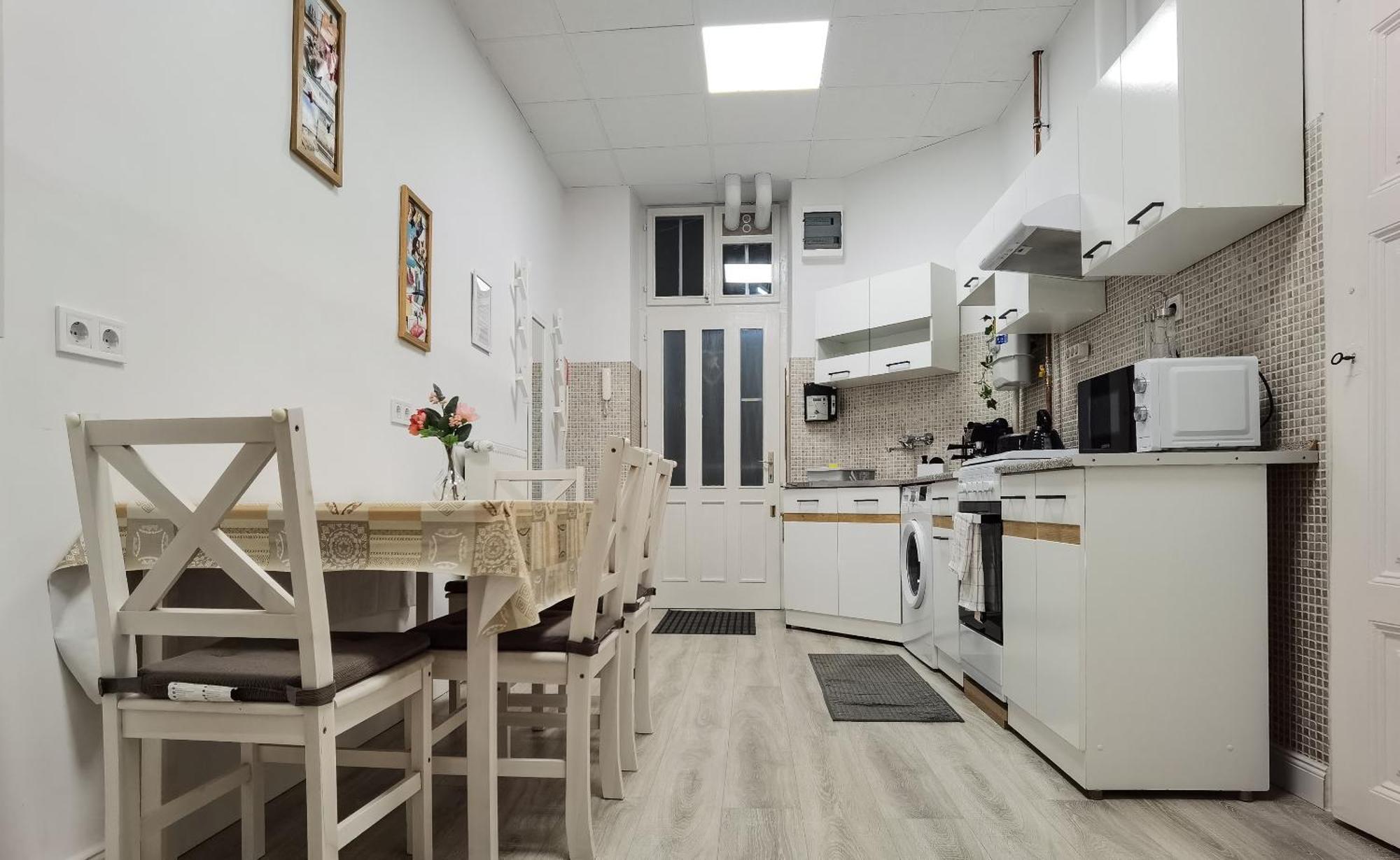 Perfect Location,Newly Decorated Modern, Large Place 60 M2, Really Quiet So You Can Have A Good Night Sleep, Ac, Netflix, Smart Tv, High-Speed Internet, World Famous New York Cafe Only 10 Minutes Walk Budapest Eksteriør billede