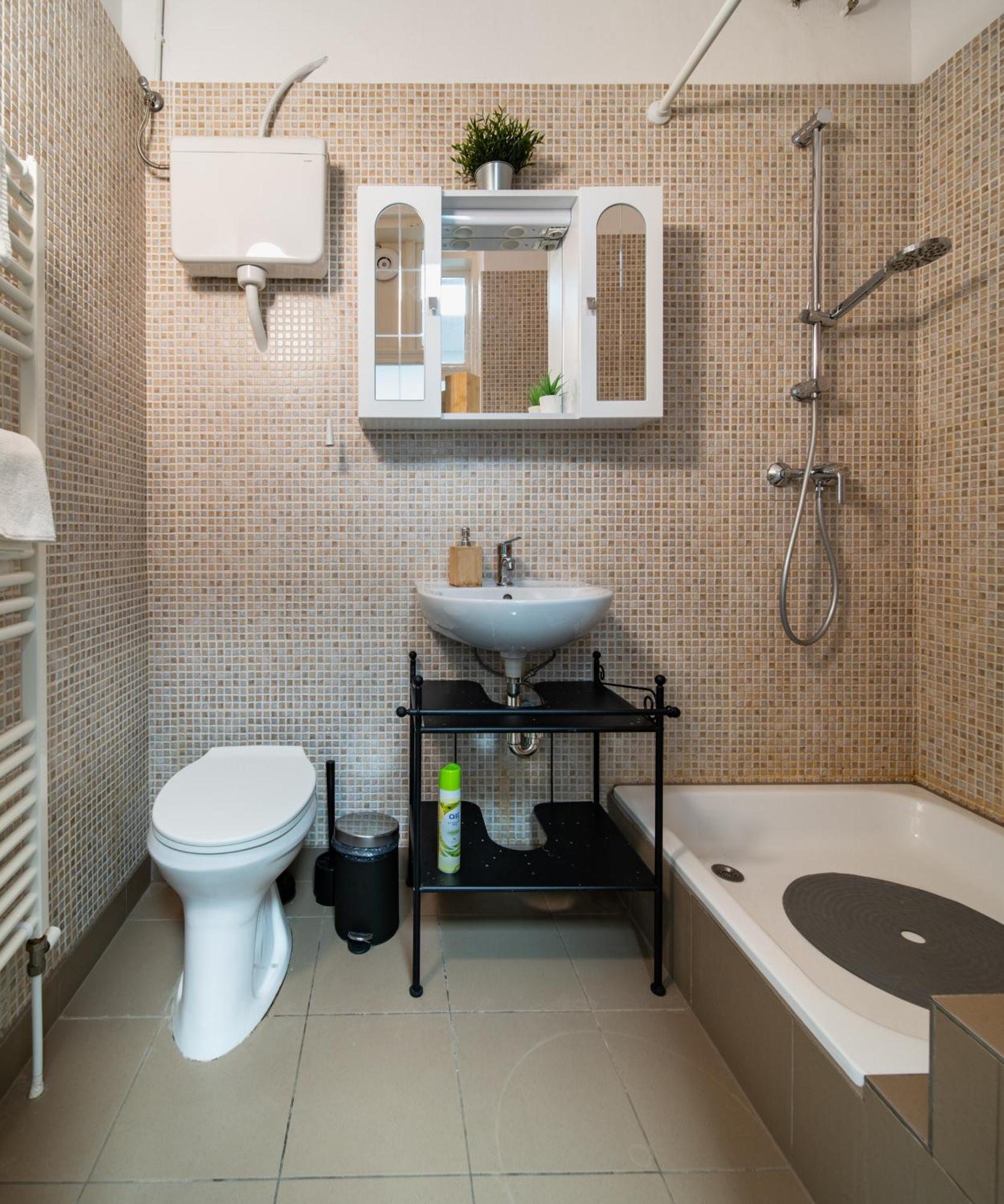 Perfect Location,Newly Decorated Modern, Large Place 60 M2, Really Quiet So You Can Have A Good Night Sleep, Ac, Netflix, Smart Tv, High-Speed Internet, World Famous New York Cafe Only 10 Minutes Walk Budapest Eksteriør billede