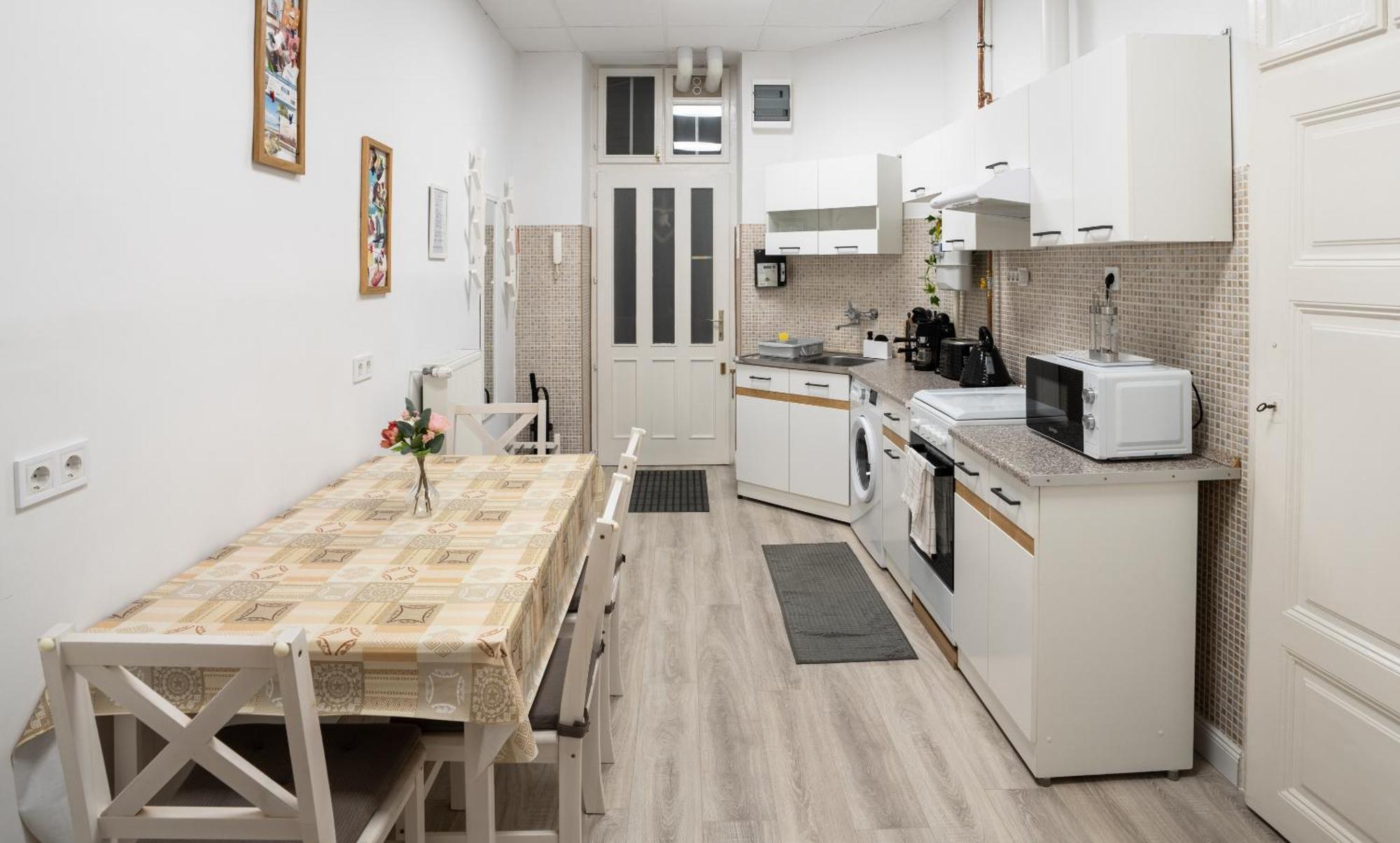 Perfect Location,Newly Decorated Modern, Large Place 60 M2, Really Quiet So You Can Have A Good Night Sleep, Ac, Netflix, Smart Tv, High-Speed Internet, World Famous New York Cafe Only 10 Minutes Walk Budapest Eksteriør billede