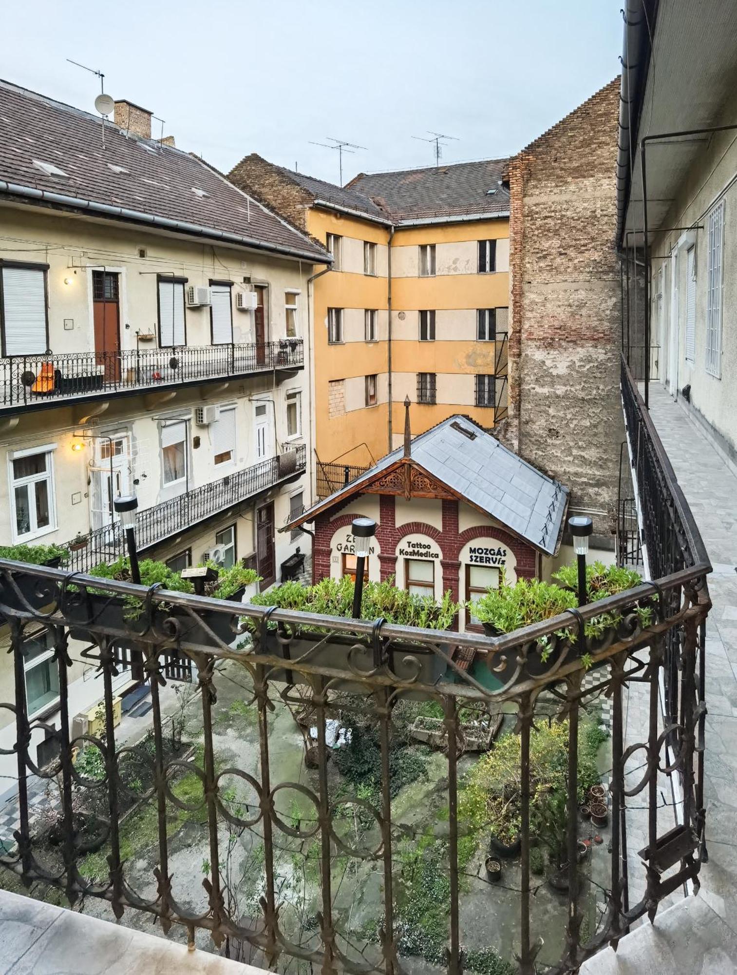 Perfect Location,Newly Decorated Modern, Large Place 60 M2, Really Quiet So You Can Have A Good Night Sleep, Ac, Netflix, Smart Tv, High-Speed Internet, World Famous New York Cafe Only 10 Minutes Walk Budapest Eksteriør billede