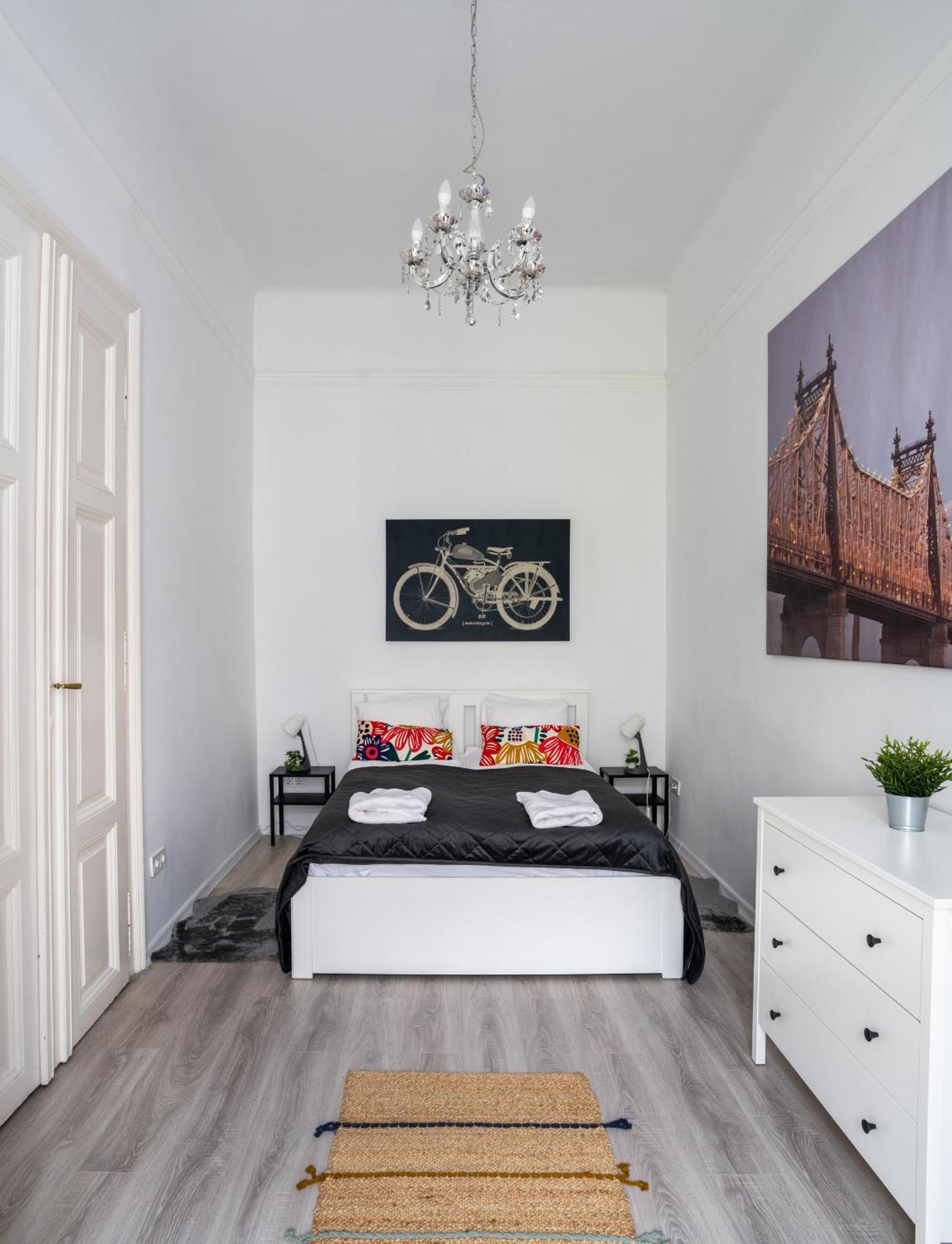 Perfect Location,Newly Decorated Modern, Large Place 60 M2, Really Quiet So You Can Have A Good Night Sleep, Ac, Netflix, Smart Tv, High-Speed Internet, World Famous New York Cafe Only 10 Minutes Walk Budapest Eksteriør billede